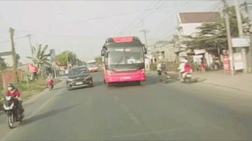 Khoảnh khắc xe khách lấn hẳn sang làn ngược chiều tông văng xe máy