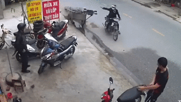 Thùng xe lôi chở sắt bị tuột, lao thẳng vào thanh niên đang rửa xe