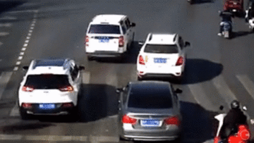 Bé trai 4 tuổi suýt mất mạng vì rơi xuống đường từ cửa sau ôtô