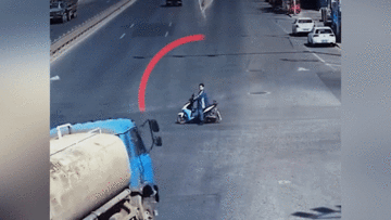 Tránh người đàn ông vượt đèn đỏ, xe bồn mất lái lộn vòng giữa ngã tư