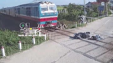 Băng qua đường tàu, nam thanh niên cố gắng 'chạy thoát' khỏi tử thần