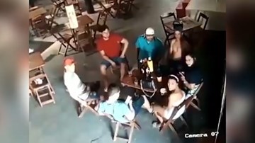 Vợ mang súng vào quán bắn chết cô gái trẻ ngồi cạnh chồng