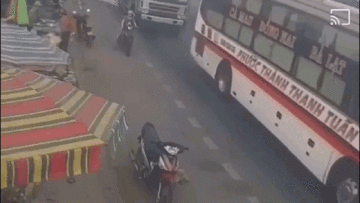 Xe tải vượt ẩu hất văng xe máy, 2 mẹ con may mắn thoát chết nhờ mũ bảo hiểm