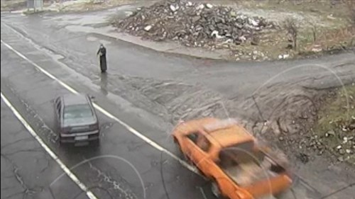 Hai ô tô tránh nhau, người phụ nữ thoát chết khi bị ‘kẹp’ ở giữa