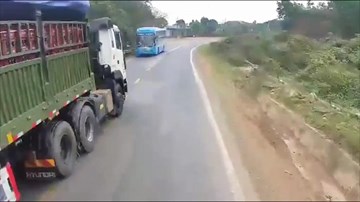 Khoảnh khắc xe đầu kéo vượt ẩu suýt tông xe khách