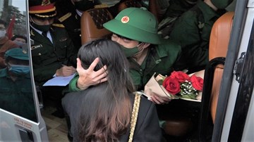 Cô giáo tương lai vượt nghìn cây số tiễn người yêu lên đường nhập ngũ