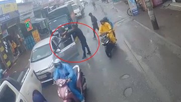 Tài xế xe bán tải chặn đầu, hùng hổ dùng gậy đập vỡ kính ô tô con phía sau