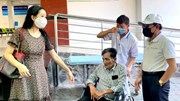Thương Tín xuất viện sau đột quỵ, vợ ở lại phòng trọ chăm sóc