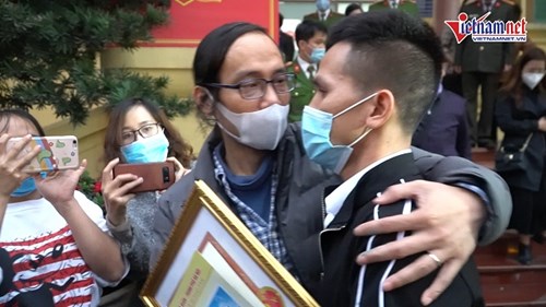 Người hùng cứu bé gái: 'Mong mọi việc lắng xuống, về làm người bình thường'
