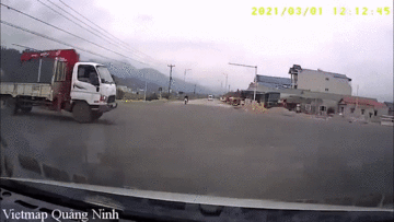 Khoảnh khắc ô tô 4 chỗ húc xe tải lộn vòng giữa ngã tư