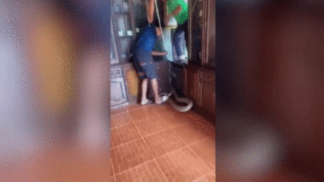 Khống chế rắn hổ mang chúa dài gần 6m đột nhập nhà dân ở Thái Lan