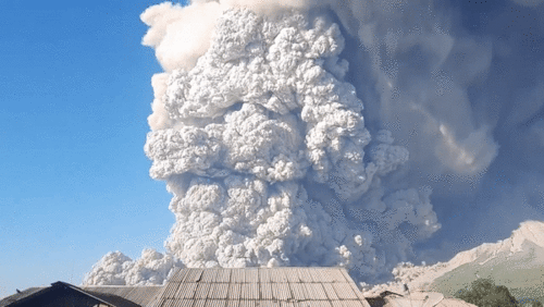 Núi lửa Sinabung ở Indonesia phun trào cột tro bụi cao khoảng 5km