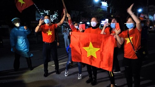 Người dân hò reo vui mừng khi TP Chí Linh gỡ lệnh phong tỏa