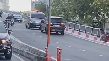 Ô tô đi ngược chiều bị xe cứu thương ép lùi xuống chân cầu