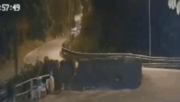 Khoảnh khắc va chạm với xe tải, container rơi xuống vực sâu 40m