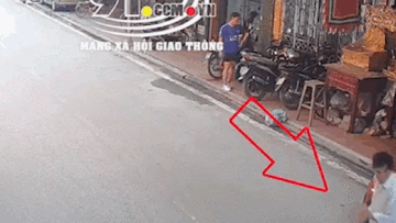 Nam sinh chạy xe máy tốc độ cao tông văng người sang đường
