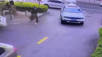 Hàng chục cư dân nâng ô tô cứu cậu bé bị cuốn vào gầm