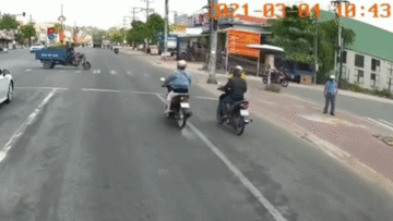 Vượt đèn đỏ, người phụ nữ đâm xe ba gác lật nghiêng giữa ngã tư