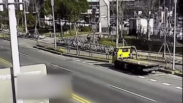 Lao vào xe cứu hộ, BMW bẹp rúm sau cú tông kinh hoàng