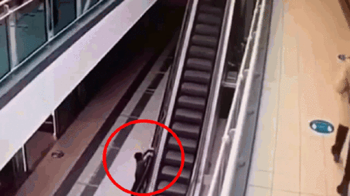 Bé 4 tuổi bám thang cuốn gặp tai nạn đáng sợ