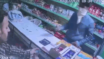 Tên cướp rút súng bị phản đòn bất ngờ