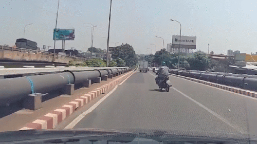 Nhặt tiền rơi giữa cầu bị xe tông và hành động bất ngờ của tài xế Mercedes