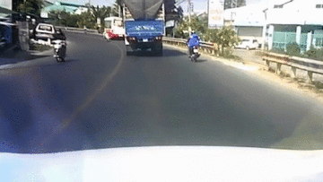 Khoảnh khắc ôm cua tốc độ cao, nam thanh niên lao thẳng vào xe tải
