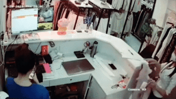 Màn ‘cầm nhầm’ điện thoại siêu vụng về của cô gái khiến dân mạng cười ngất