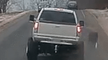 Đang chạy tốc độ cao, xe bản tải bỗng văng bánh xe ra đường