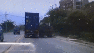 Vượt ẩu, xe ben tông ngã học sinh đi xe máy rồi bỏ chạy