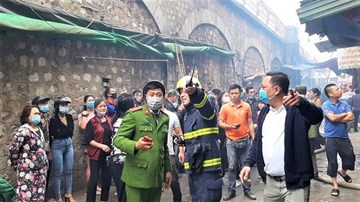 Cháy lớn tại phố Gầm Cầu, Hà Nội