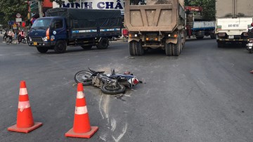 Khoảnh khắc xe ben cuốn 3 mẹ con vào gầm, bé 8 tuổi tử vong