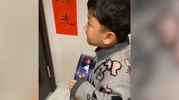 Cậu bé tặng hộp bánh để xin lỗi hàng xóm vì chạy nhảy gây ồn