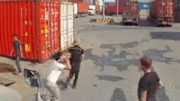 Hải Phòng: Sau cãi vã, 2 lái xe container cầm dao hỗn chiến trong kho bãi