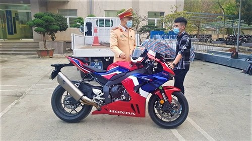 Phạt 10,5 triệu đồng người chạy xe phân khối lớn tốc độ gần 300 km/h