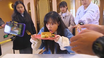 Không theo trào lưu mạng, cô gái bị mẹ, bạn trai, cộng đồng...đe dọa