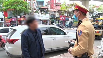 Tài xế bỏ xe rồi đi, quyết không chịu đo nồng độ cồn