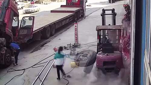 Lốp ô tô phát nổ hất văng 2 mẹ con xuống đất