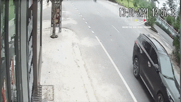 Ô tô đi lùi giữa đường, gây tai nạn cho xe ô tô đi cùng chiều phía sau