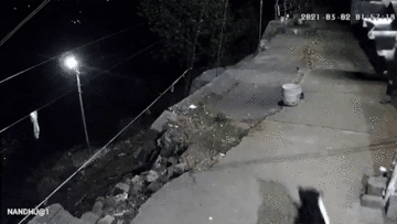 Báo đen đột nhập nhà dân bắt trộm chó trong đêm