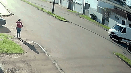 Bị ô tô tông văng, nam thanh niên có màn ‘hạ cánh’ như diễn viên xiếc