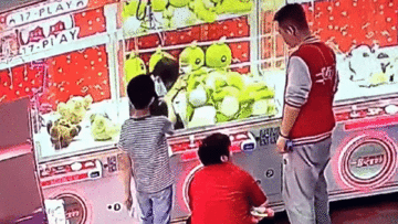 Chui vào trong máy gắp lấy thú bông yêu thích, bé gái bị mắc kẹt