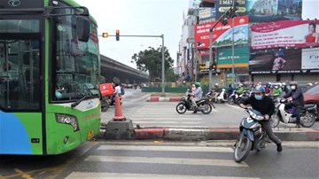 Hà Nội: Buýt nhanh phanh gấp ‘nhường đường’ cả đoàn xe máy đi ngược chiều