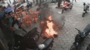 Thanh niên có màn dập lửa xe máy cháy khiến tất cả hoảng hốt