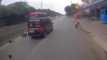 Limousine phóng nhanh, đâm bay người đi xe máy sang đường ẩu