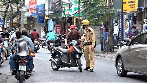 'Quên' mũ bảo hiểm khi đi đường và những pha cuống cuồng đối phó