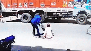 Hành động của tài xế xe máy với ông cụ gây phẫn nộ