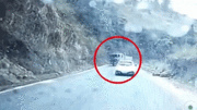 Khoảnh khắc xe ben mất phanh lao thẳng vách núi, tài xế may mắn thoát nạn