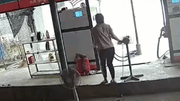 Máy cày bất ngờ tăng tốc đâm sập cây xăng, tài xế ôm đầu lúng túng