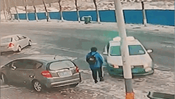 Kẹt giữa khoảng trống 3 chiếc ô tô va nhau, cậu bé thoát nạn hy hữu